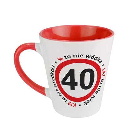 Kubek latte ze śmiesznym tekstem na 40 urodziny.