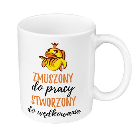 Kubek 330 ml kolorowy dla wędkarza z tekstem - "Zmuszony do pracy, stworzony do wędkowania" - z grafiką złotej rybki.