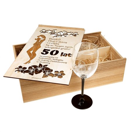 Skrzynka na wino lub szampana z kieliszkiem na 50 urodziny.