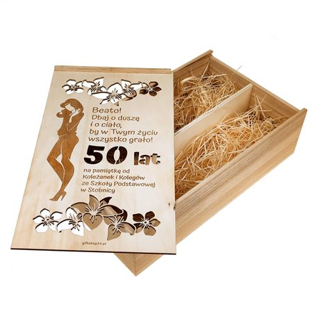 Skrzynka na wino lub szampana z kieliszkiem na 50 urodziny.