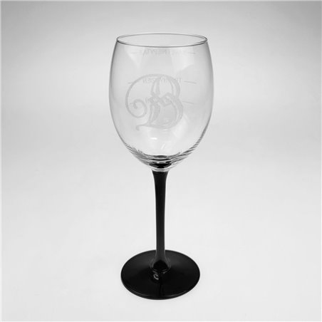 Skrzynka na wino lub szampana z kieliszkiem na 50 urodziny.