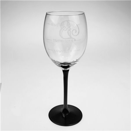 Skrzynka na wino lub szampana z kieliszkiem na 50 urodziny.