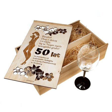 Skrzynka na wino lub szampana z kieliszkiem na 50 urodziny.