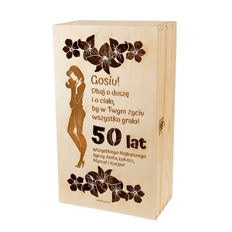 Skrzynka na wino lub szampana z kieliszkiem na 50 urodziny.