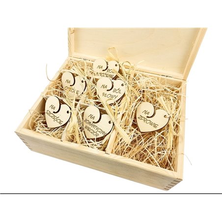 Zabawny niezbędnik małżeński z grawerem życzeń oraz pięknym cytatem Jana Pawła II.