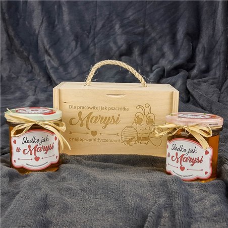 Pudełko drewniane na 2 słoiczki miodu z grawerem dla niej - pracowita pszczółka.