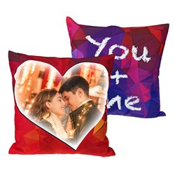 Poduszka na Walentynki ze zdjęciem oraz napisem you + me.