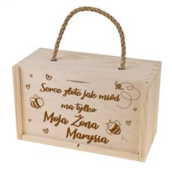 Pudełko drewniane na 2 słoiczki miodu z grawerem dla niej - serce złote jak miód.