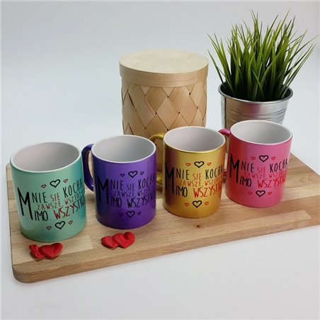 Kubek perłowy z tekstem "Mnie się kocha" - różne kolory.