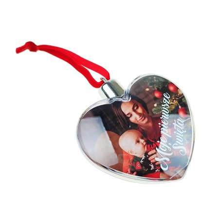 Foto bombka na choinkę w kształcie serca z dwoma zdjęciami.