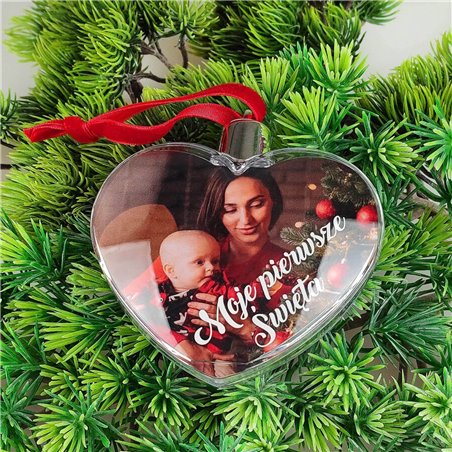 Foto bombka na choinkę w kształcie serca z dwoma zdjęciami.