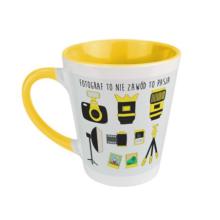 Kubek latte z napisem "Fotograf to nie zawód, to pasja".