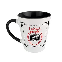Kubek latte z napisem "I shoot people"- kubek dla fotografa.