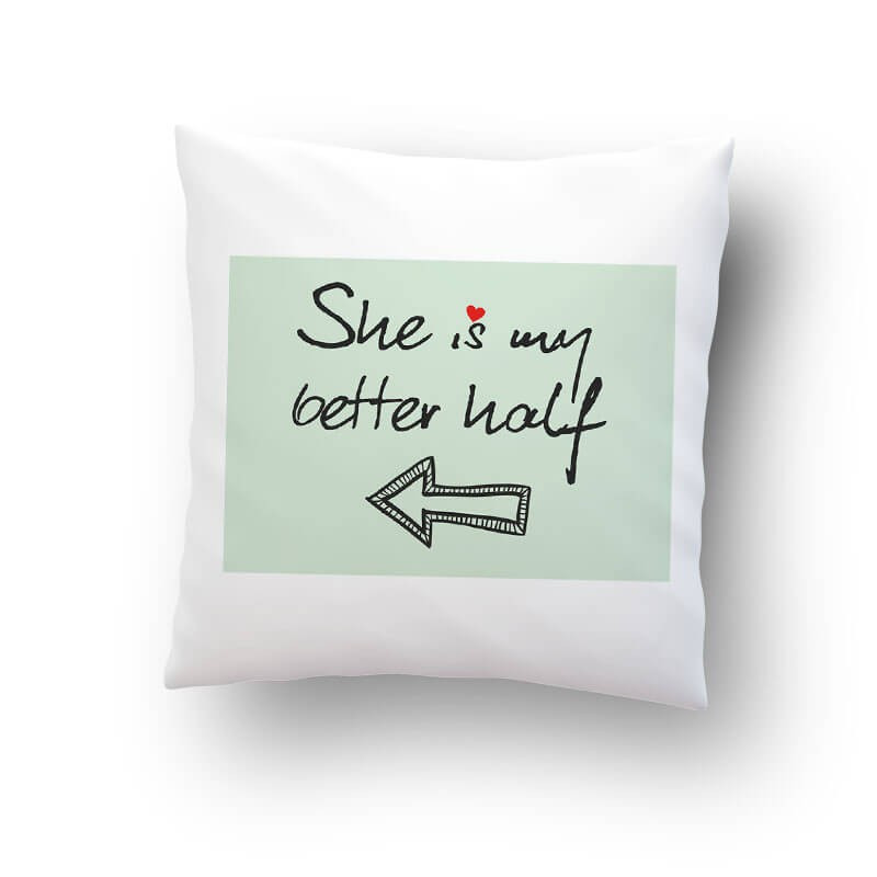 Poduszka z mikrofibry dla zakochanych " She is my better half"-  to idealny prezent dla bliskiej Ci osób.