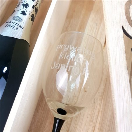 Skrzynka na wino lub szampana z kieliszkiem na urodziny "Ostra Jazda".