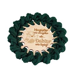 Zielna pleciona podkładka pod kubek z grawerem specjalnie dla świeżo upieczonego Doktora.