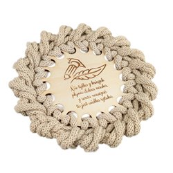 Beżowa pleciona podkładka pod kubek z grawerem specjalnie dla nauczyciela z cytatem.