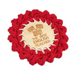 Czerwona pleciona podkładka pod kubek z grawerem specjalnie dla nauczyciela angielskiego.