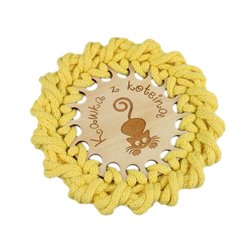 Żółta pleciona podkładka pod kubek z grawerem specjalnie dla miłośnika kawy