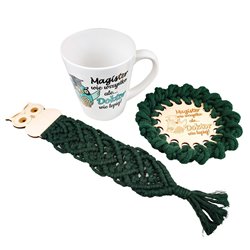Zestaw: zielona pleciona podkładka, biały kubek oraz zielona zakładka do książki- specjalnie dla świeżo upieczonego Doktora.