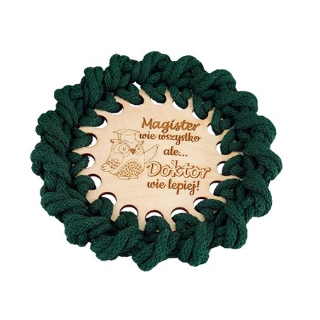 Zestaw: zielona pleciona podkładka, biały kubek oraz zielona zakładka do książki- specjalnie dla świeżo upieczonego Doktora.