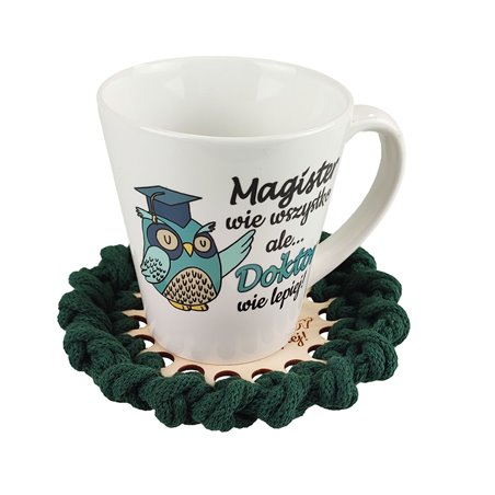 Zestaw: zielona pleciona podkładka, biały kubek oraz zielona zakładka do książki- specjalnie dla świeżo upieczonego Doktora.
