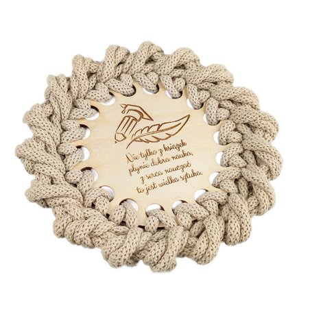 Zestaw: beżowa pleciona podkładka pod kubek oraz beżowa zakładka do książki- specjalnie dla nauczyciela - wzór 1.