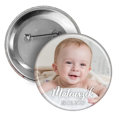 Button, przypinka (pins) (okrągły, plastikowy) ze zdjęciem, imieniem dziecka oraz datą Chrztu.