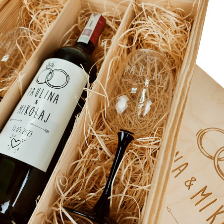 Zestaw skrzynka z grawerem dla Młodej Pary, 2 kieliszki oraz etykieta samoprzylepna na wino.