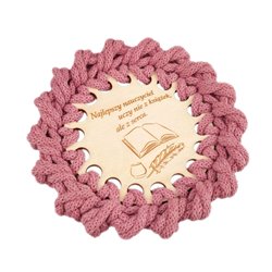 Różowa pleciona podkładka pod kubek z grawerem specjalnie dla nauczyciela z cytatem.