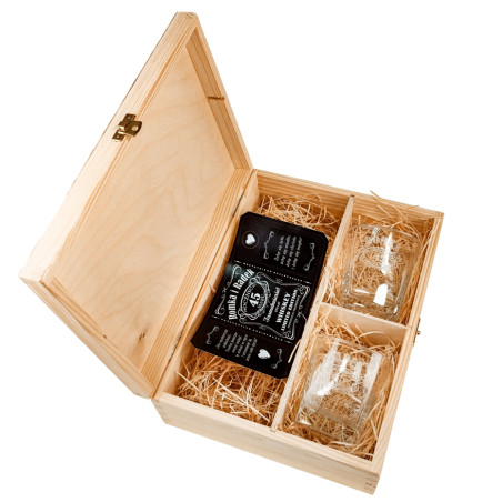 Zestaw skrzynka na whisky z dwoma szklankami z grawerem i etykieta na butelkę w stylu Jack Daniel's z okazji rocznicy ślubu.