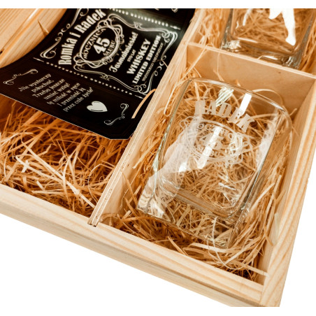 Zestaw skrzynka na whisky z dwoma szklankami z grawerem i etykieta na butelkę w stylu Jack Daniel's z okazji rocznicy ślubu.