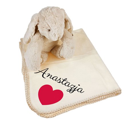 Królik trzymający koc między łapkami z imieniem dziecka- prezent na narodziny.
