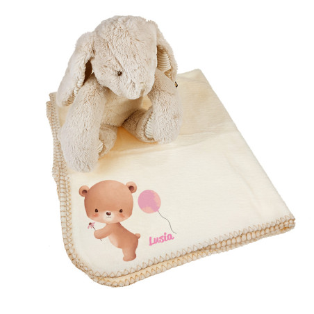 Królik trzymający koc między łapkami z imieniem dziecka- prezent na narodziny- miś pink.