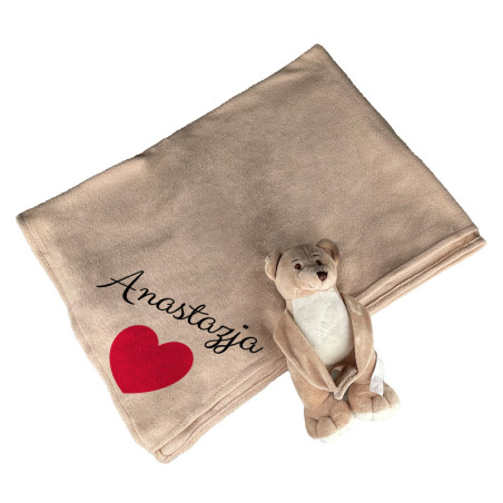 Miś trzymający koc między łapkami z imieniem dziecka- z okazji narodzin- serce.