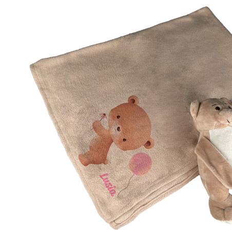 Miś trzymający koc między łapkami z imieniem dziecka- z okazji narodzin- miś pink.