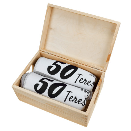 Zestaw na rocznicę ślubu - małżeński kuferek wspomnień oraz zestaw dwóch ręczników 50 x 100 cm.