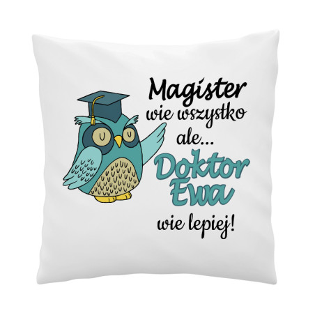 Poduszka z grafiką "Magister wie wszystko ale Doktor wie lepiej"-świetny prezent z okazji obrony pracy doktoranckiej.