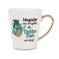 Biały kubek latte ze złotym uchwytem - Magister wie...