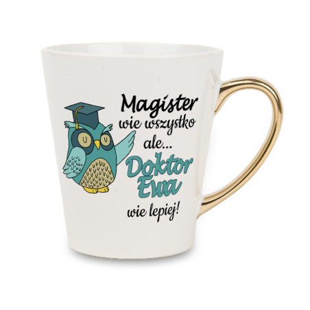 Biały kubek latte ze złotym uchwytem - Magister wie wszystko, ale Doktor wie lepiej.