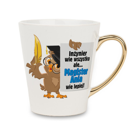 Biały kubek latte ze złotym uchwytem - Inżynier wie wszystko, ale Magister wie lepiej.
