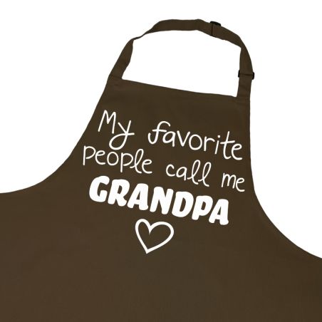 Kolorowy fartuch z nadrukiem "My favorite people call me grandpa" - idealny prezent na dzień dziadka.
