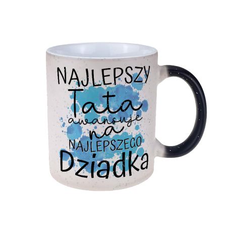 Kubek magiczny z informacją o ciąży "Najlepszy Tata awansuje na Najlepszego Dziadka" - czarny z brokatem.