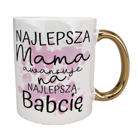 Kubek 330 ml biały ze złotym uszkiem oraz z grafiką "Najlepsza Mama awansuje na Najlepszą Babcię".