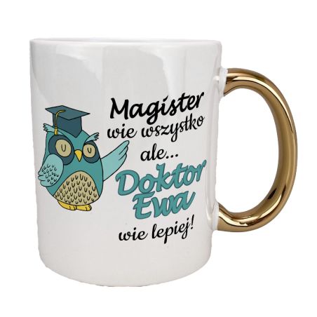 Kubek 330 ml biały ze złotym uszkiem oraz z grafiką "Magister wie wszystko, ale Doktor wie lepiej".