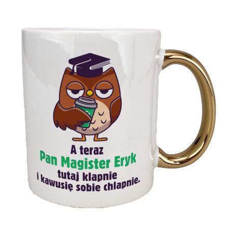 Kubek 330 ml biały ze złotym uszkiem oraz z grafiką "A teraz Pan Magister sobie klapnie i kawusię sobie chlapnie".