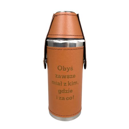 Piersiówka z dwoma kieliszkami na alkohol- okrągła w skórce- nietypowy design-  możliwa personalizacja.