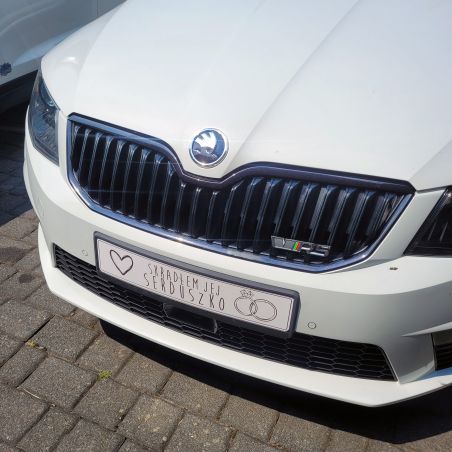 Zestaw tablic rejestracyjnych dla młodej pary "On skradł jej serduszko, Ona skradła mu nazwisko".