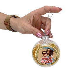 Foto bombka na choinkę w kształcie kuli ze złotym...