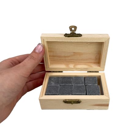Zestaw 8 kamieni do chłodzenia napojów Cahir w drewnianym pudełku- "Kamienie filozoficzne z imieniem"- śmieszny upominek.